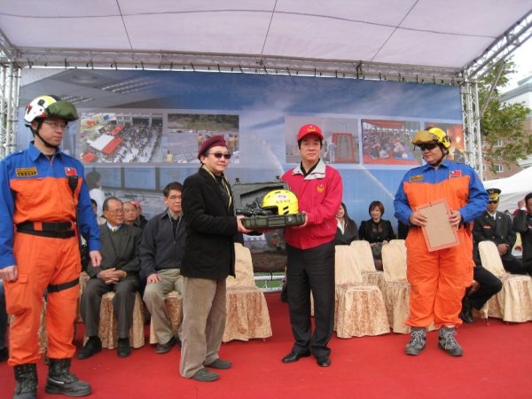 蘇奕榮老師致贈消防器材與台南市長合影